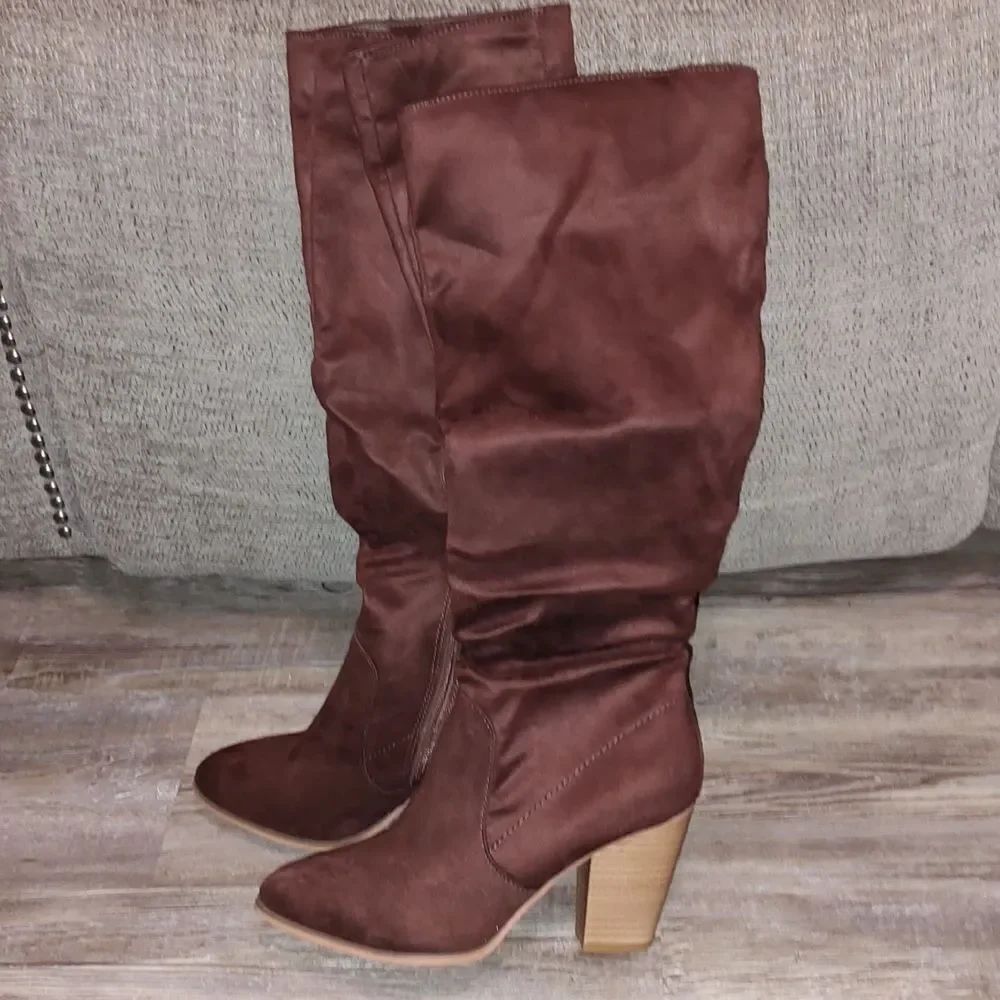 Brown Suede Knee High Heeled boots Sz 9 NWOT